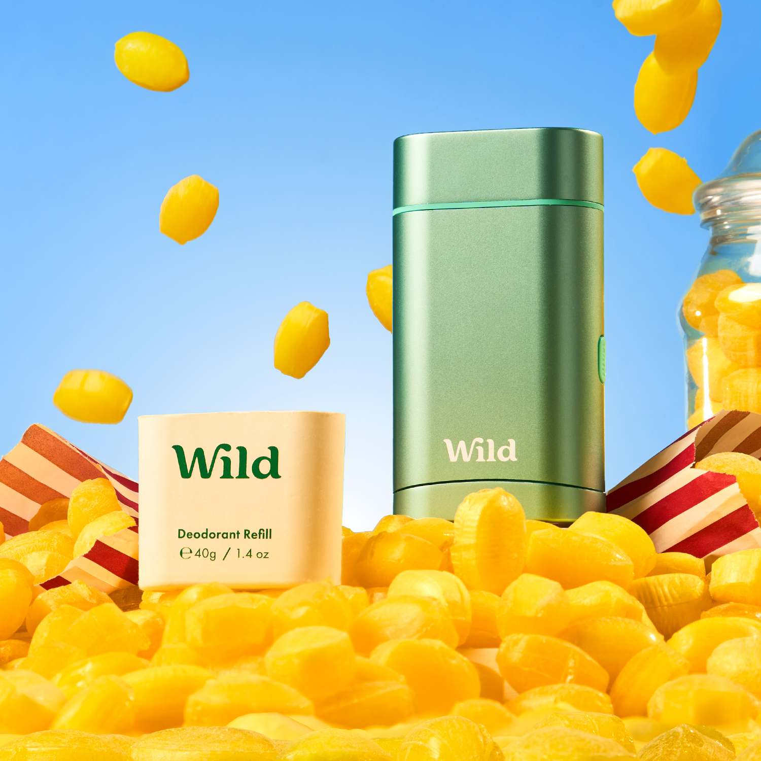 Légende : une bouteille de wild à côté d'une pile de bonbons jaunes