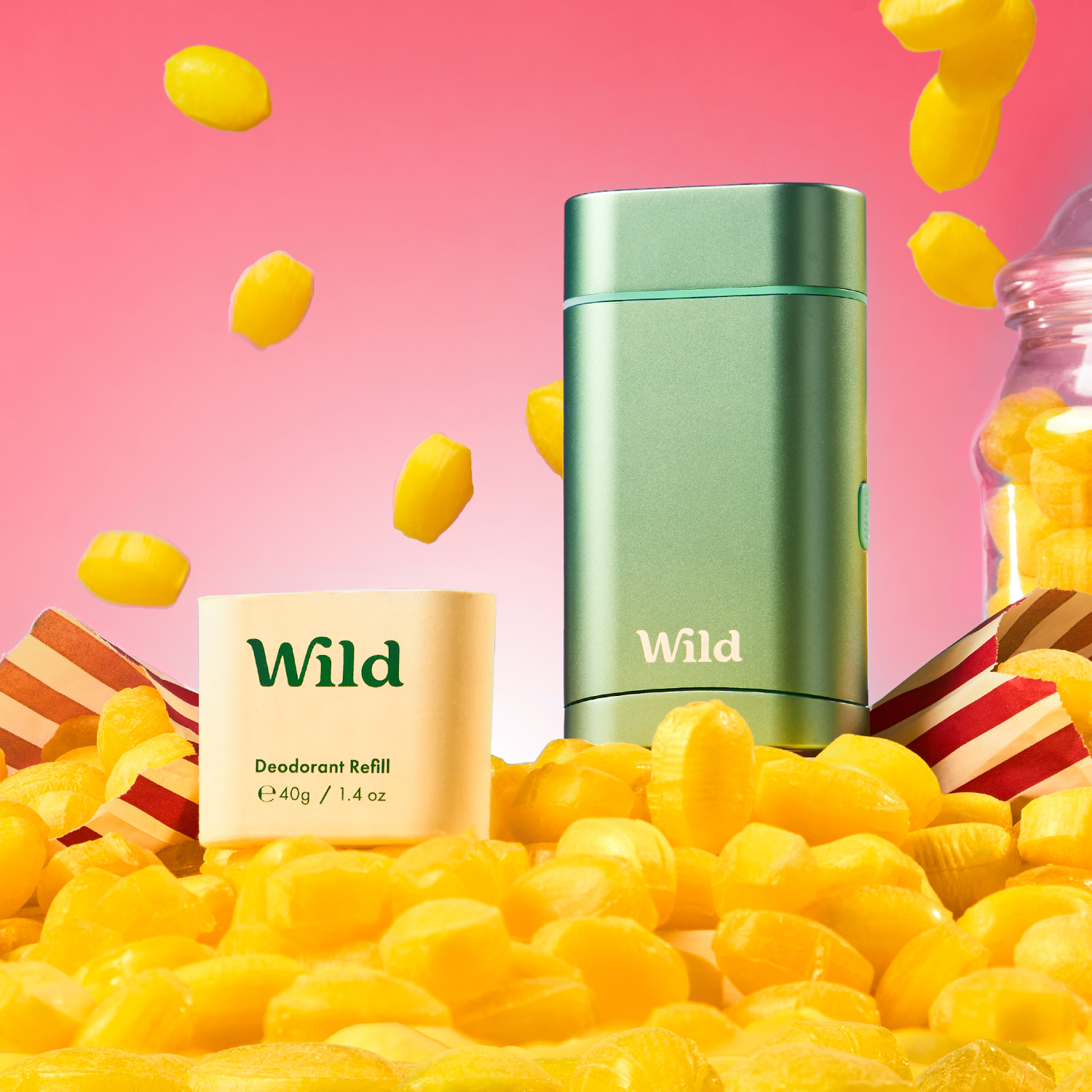 Légende : une bouteille de wild à côté d'une pile de bonbons jaunes