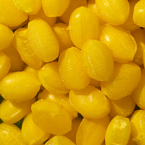 Onderschrift: een close-up van een stapel gele snoepjes