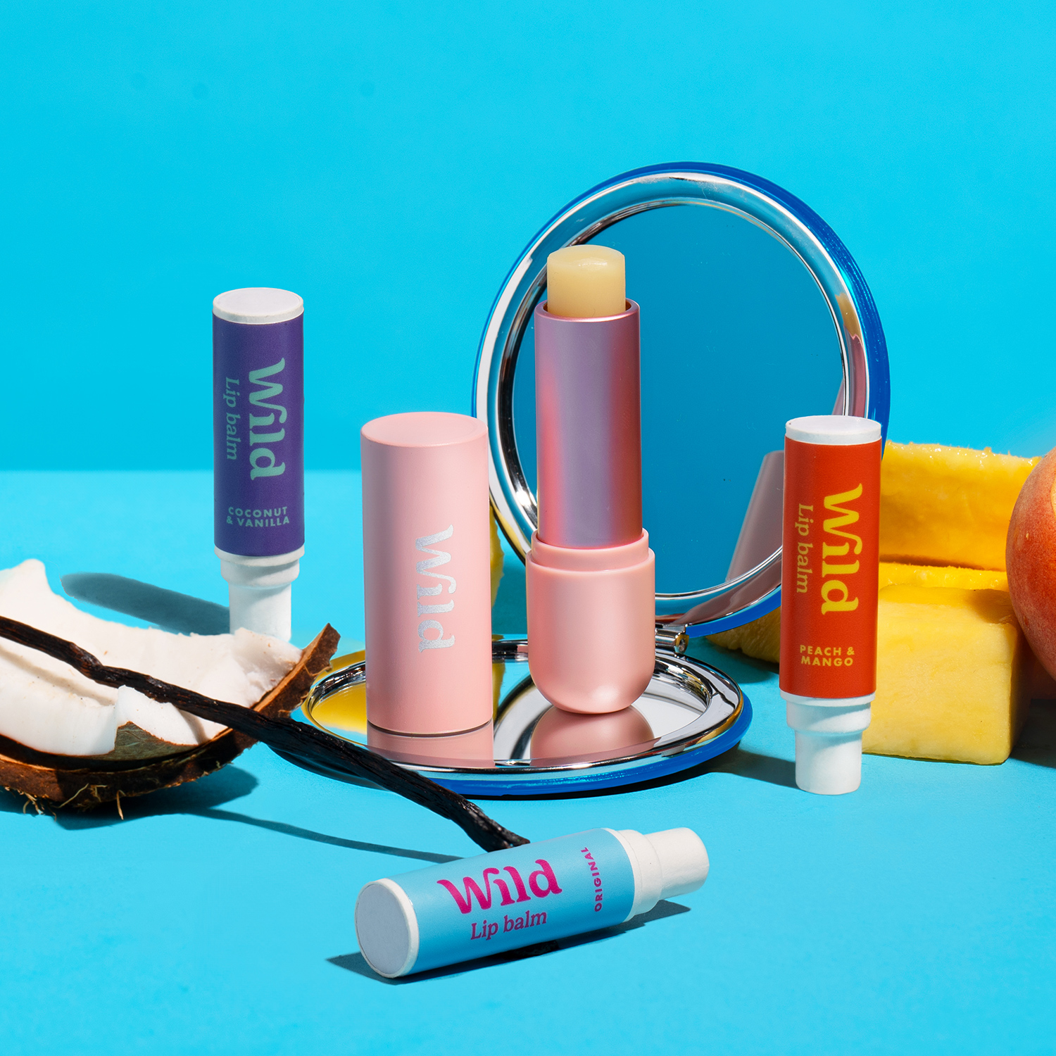 Bildunterschrift: ein blauer Tisch mit einem Spiegel und einem Lippenstift auf dem Tisch