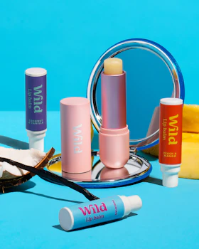 Didascalia: un tavolo blu con specchio e rossetto