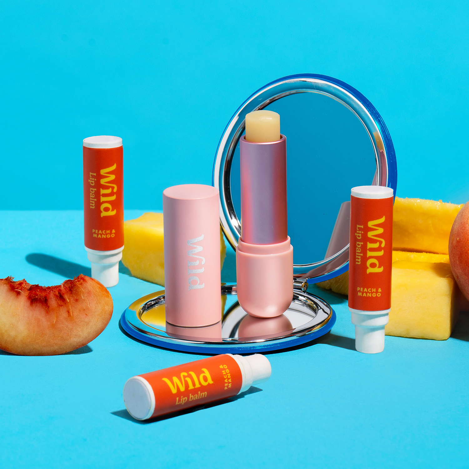 Bildunterschrift: ein blauer Tisch mit Lippenstift und einem Spiegel