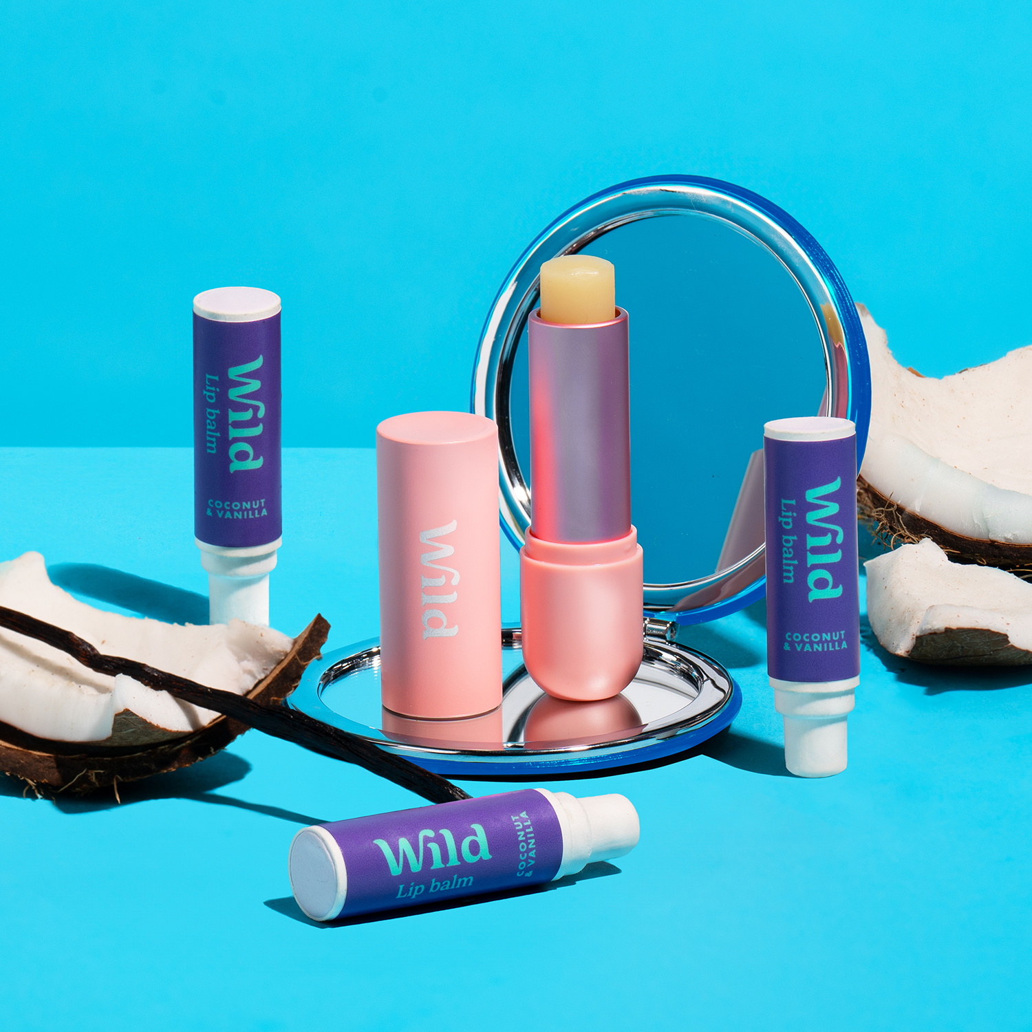 Bildunterschrift: ein blauer Tisch mit einem Spiegel und Kosmetika