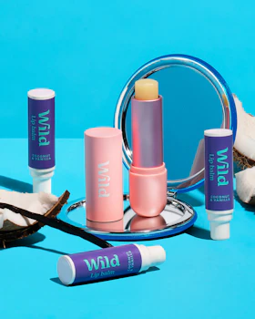 Didascalia: tavolo blu con specchio e cosmetici