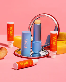 Didascalia: uno sfondo rosa con varie balle di labbra e frutta
