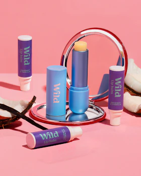 Didascalia: un tavolo rosa con specchio e rossetto