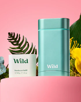 Onderschrift: een fles wilde deodorant naast een plant