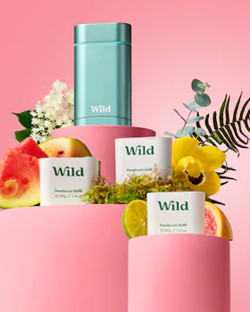 Bijschrift: een fles wild is omringd door fruit en bloemen