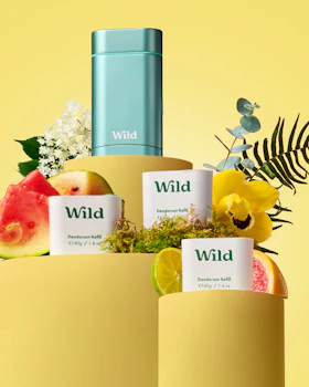 Bijschrift: een fles wild is omringd door fruit en bloemen