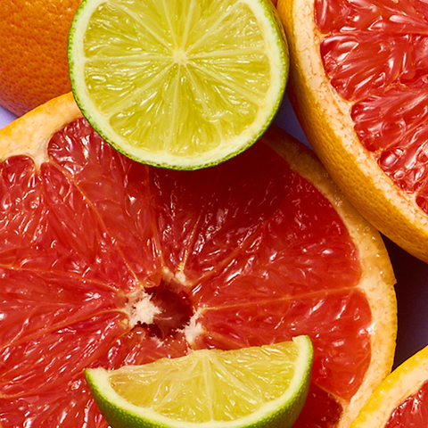 Légende : gros plan d'un pamplemousse, d'un citron vert et d'oranges.