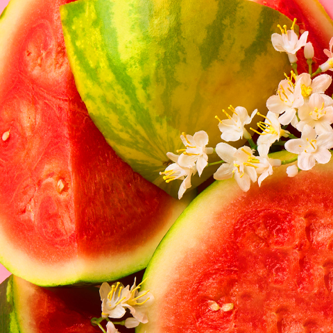 Bijschrift: een bos watermeloenplakken met bloemen erop