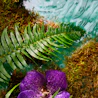 Bildunterschrift: eine lila Blume neben einer grünen Pflanze