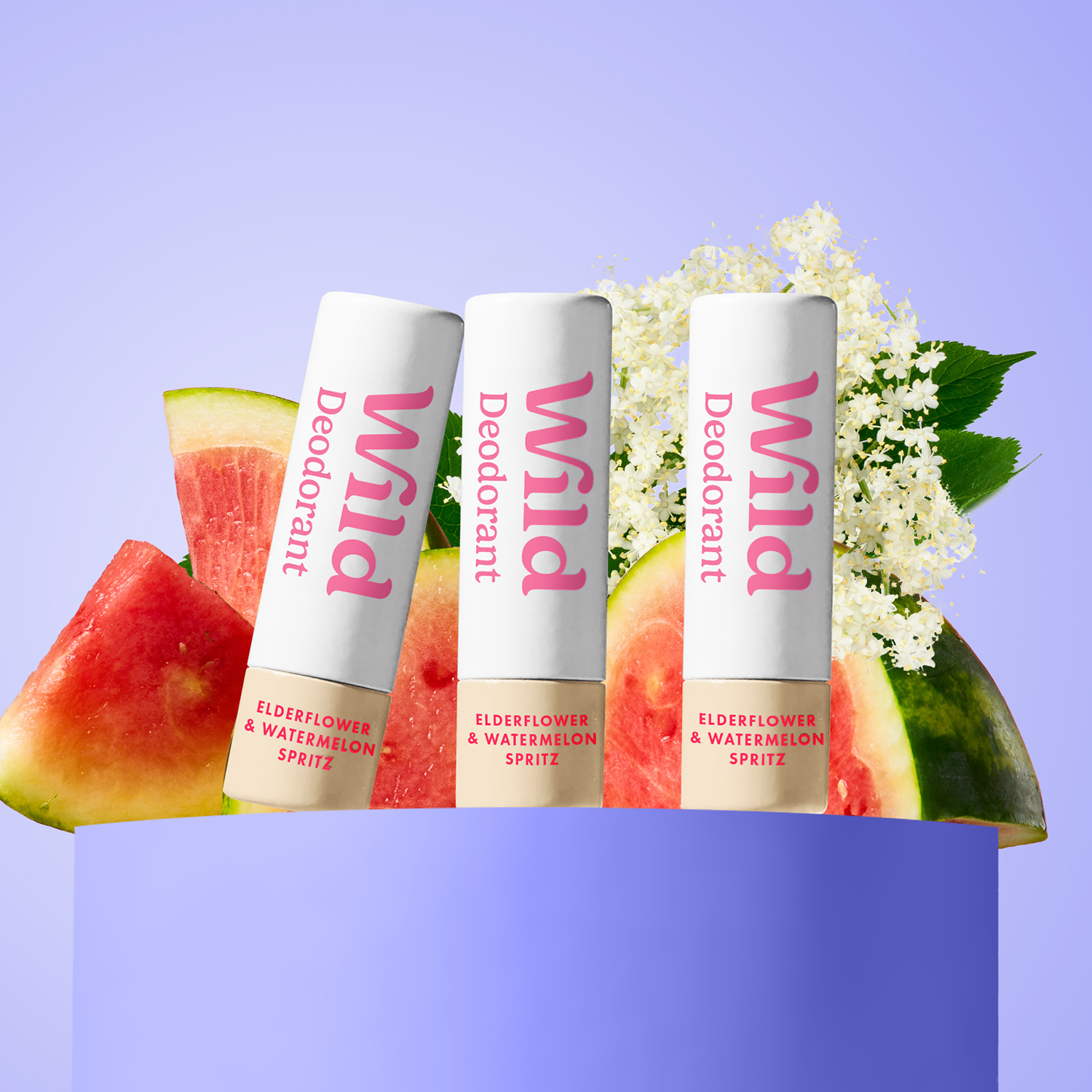 Leyenda: un grupo de balas de labio sentadas encima de un contenedor azul.