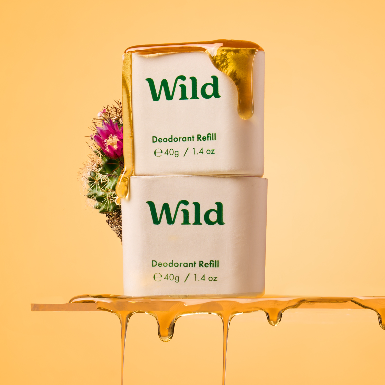 Bijschrift: twee potten wilde deodorant op een plank