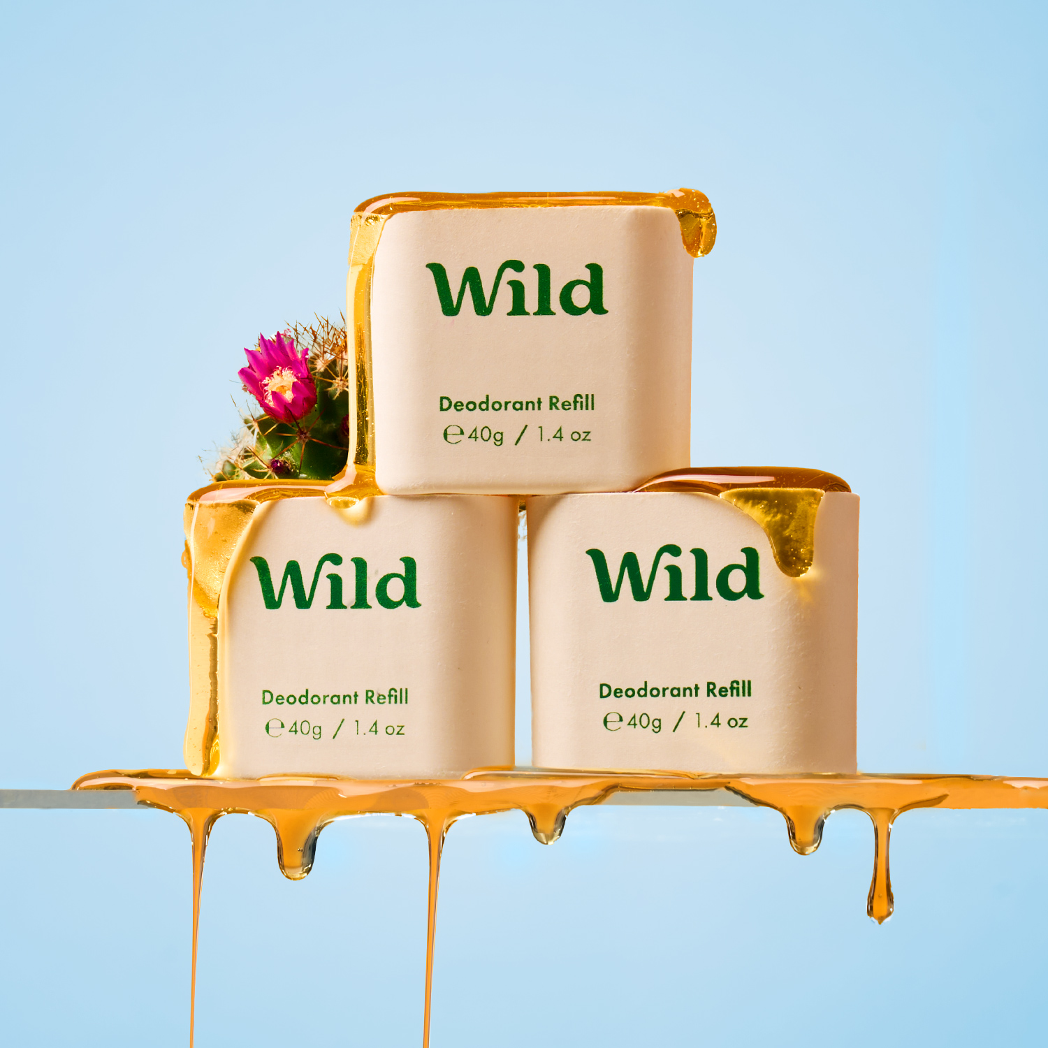 Bijschrift: drie containers met wild zijn op elkaar gestapeld