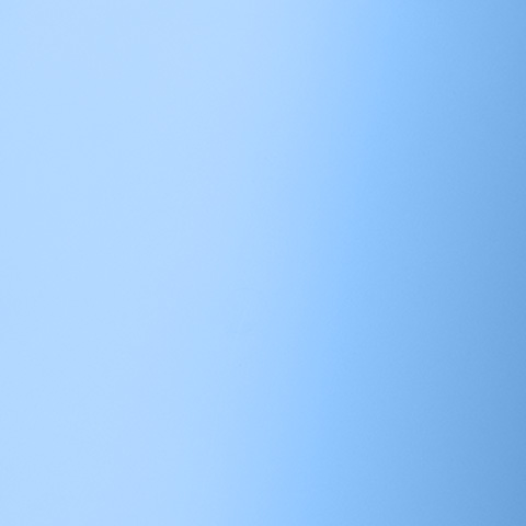 Légende : un avion volant dans le ciel sur fond de ciel bleu