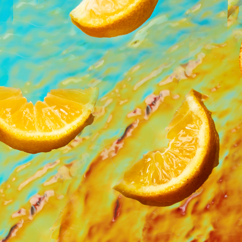 Légende : un groupe d'oranges flottant au dessus d'une étendue d'eau