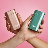 Bildunterschrift: eine Person, die ein Feuerzeug in der Hand hält