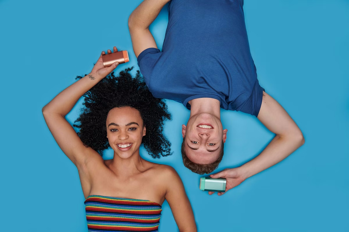 Bildunterschrift: ein Mann und eine Frau liegen übereinander