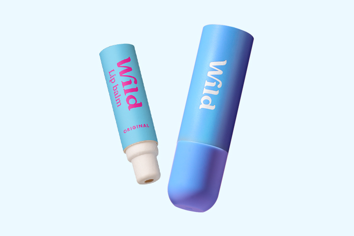 Légende : deux balles à lèvres bleues et blanches sur fond blanc