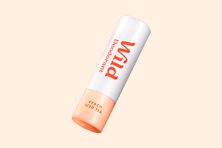 Bildunterschrift: eine Tube Lippenbalsam auf einem beigen Hintergrund