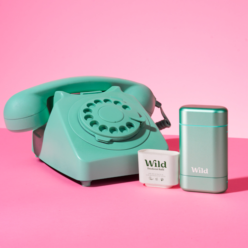 Bildunterschrift: ein Telefon und ein Feuerzeug auf einem rosa Hintergrund