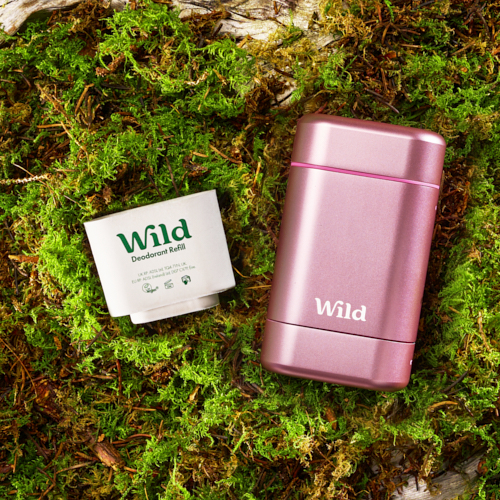 Bildunterschrift: ein rosafarbenes Feuerzeug neben einer Schachtel mit wilden