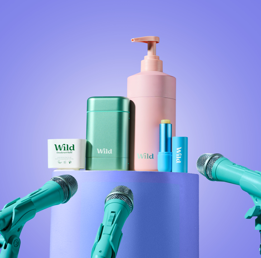 Bildunterschrift: ein paar Haartrockner, die auf einem Tisch liegen