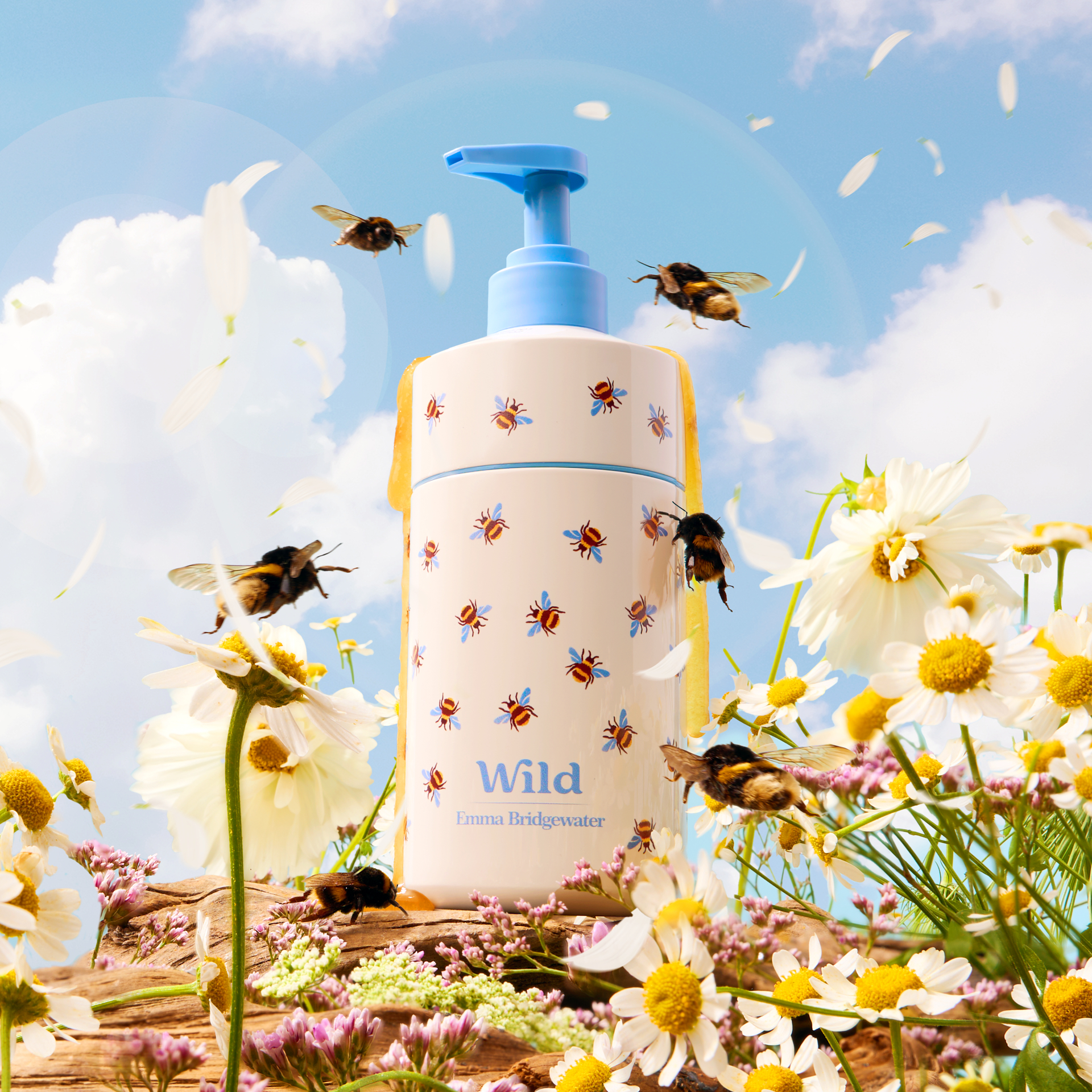 Légende : une bouteille avec un couvercle bleu posée sur un champ de fleurs