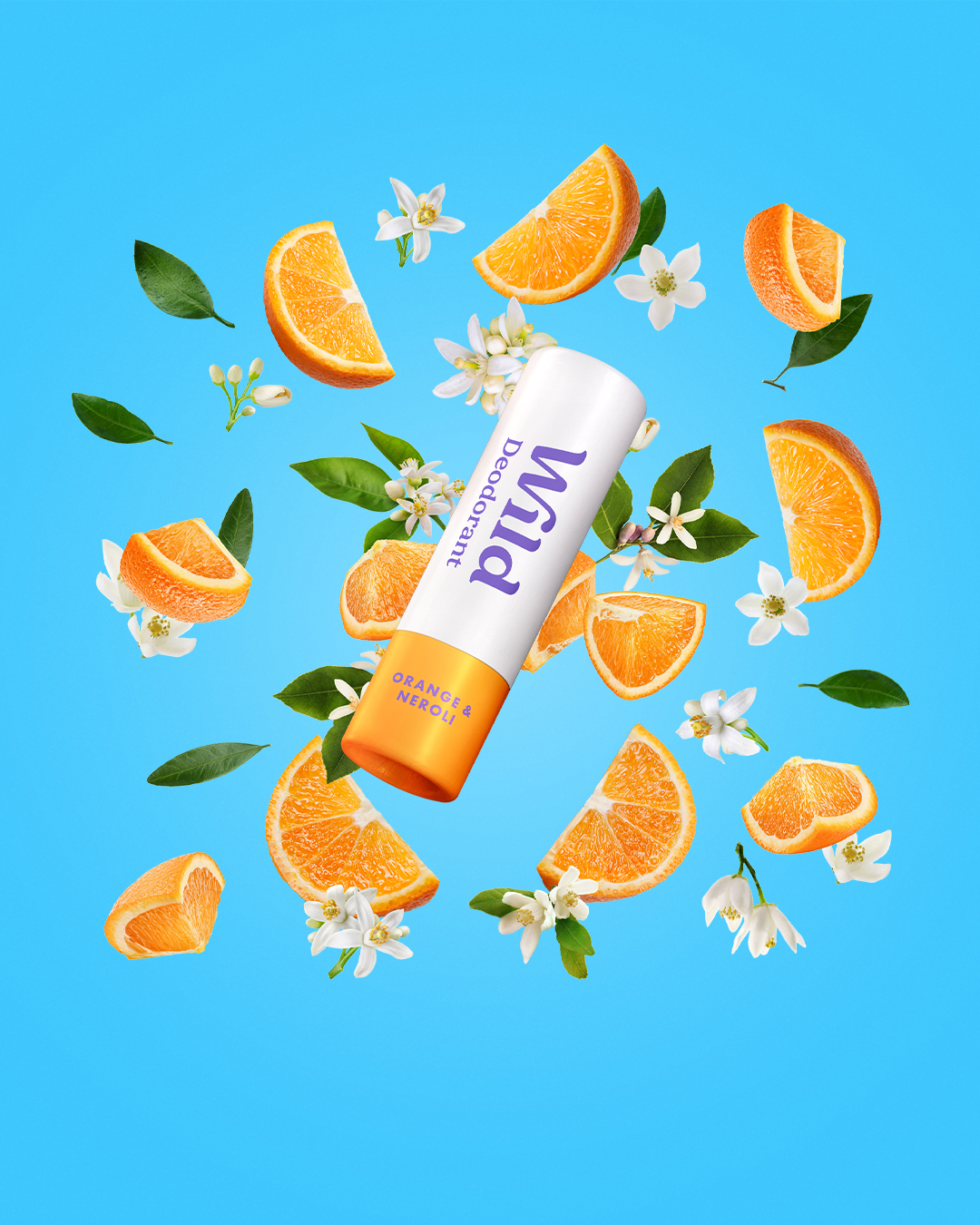 Légende : un tube de baume à lèvres entouré de tranches d'orange et de fleurs