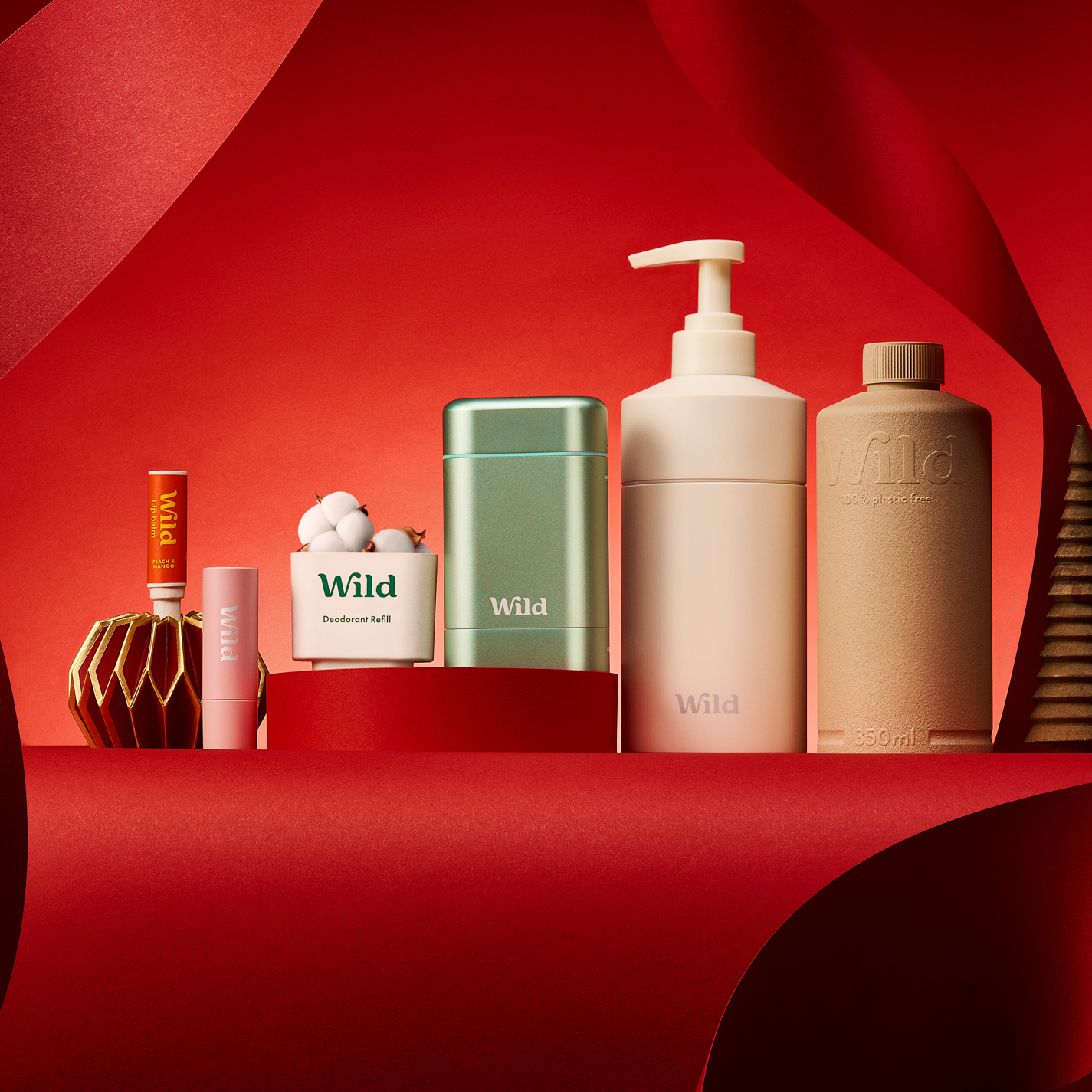 Légende : une table rouge garnie de nombreux objets de toutes sortes.