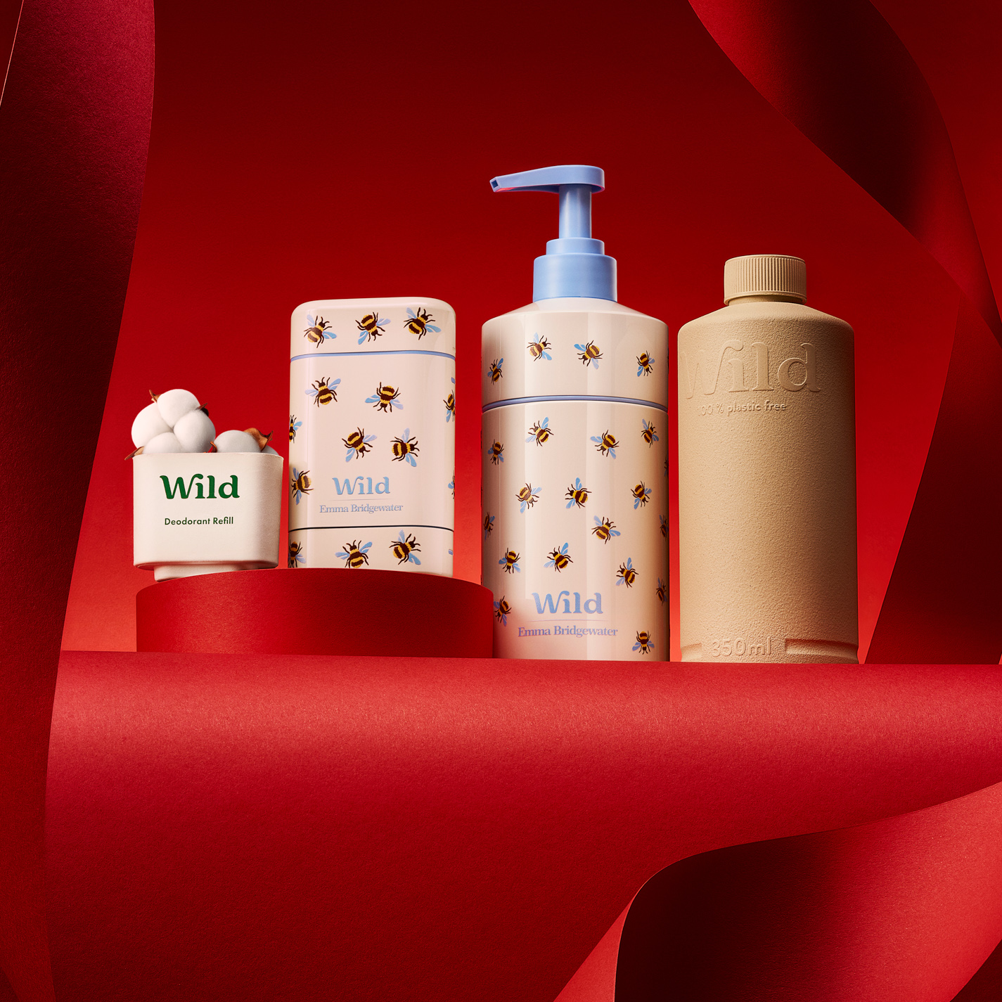 Légende : un flacon de lotion, du savon et de la lotion sur une étagère