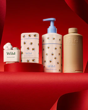 Légende : un flacon de lotion, du savon et de la lotion sur une étagère