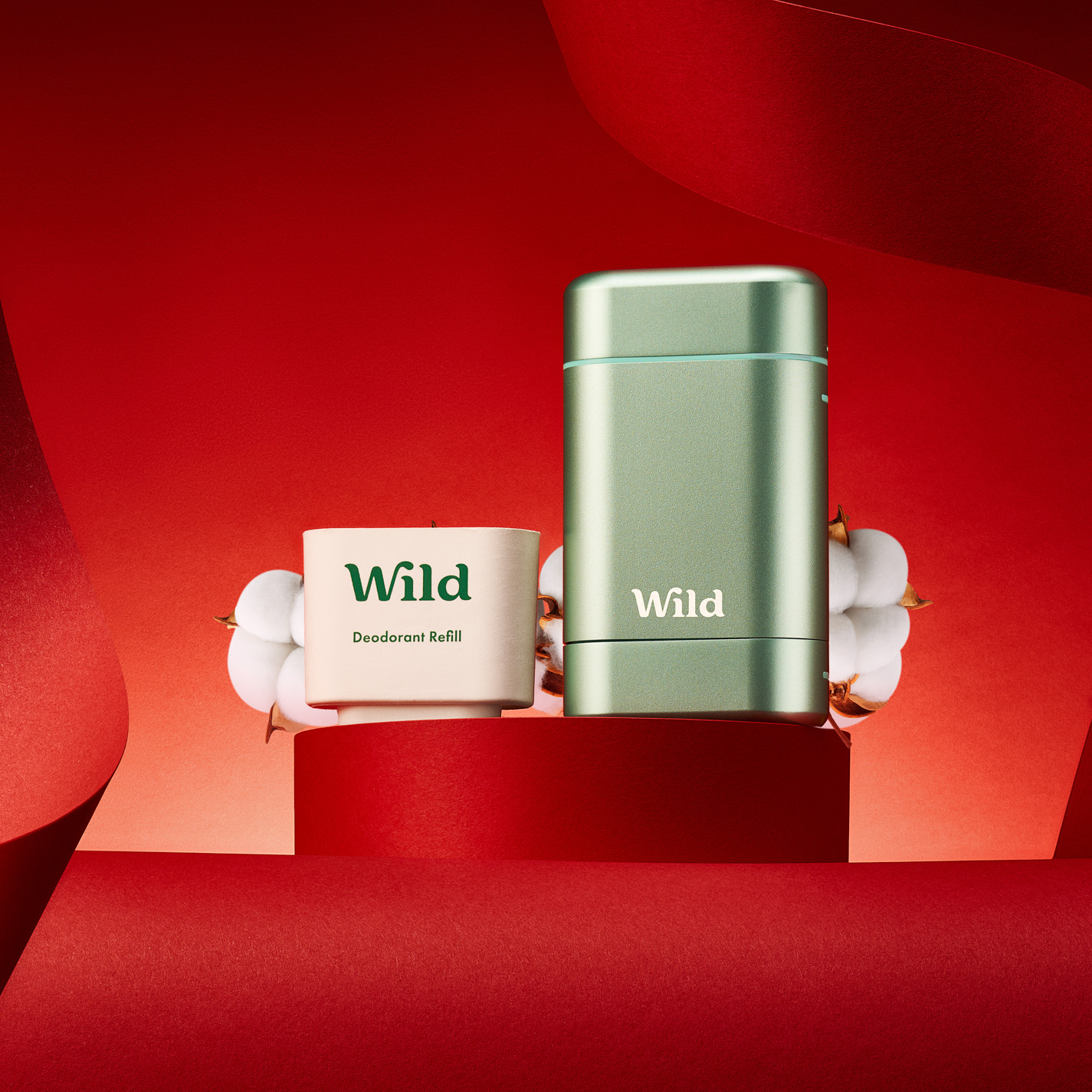 Légende : gros plan d'un objet métallique sur fond rouge