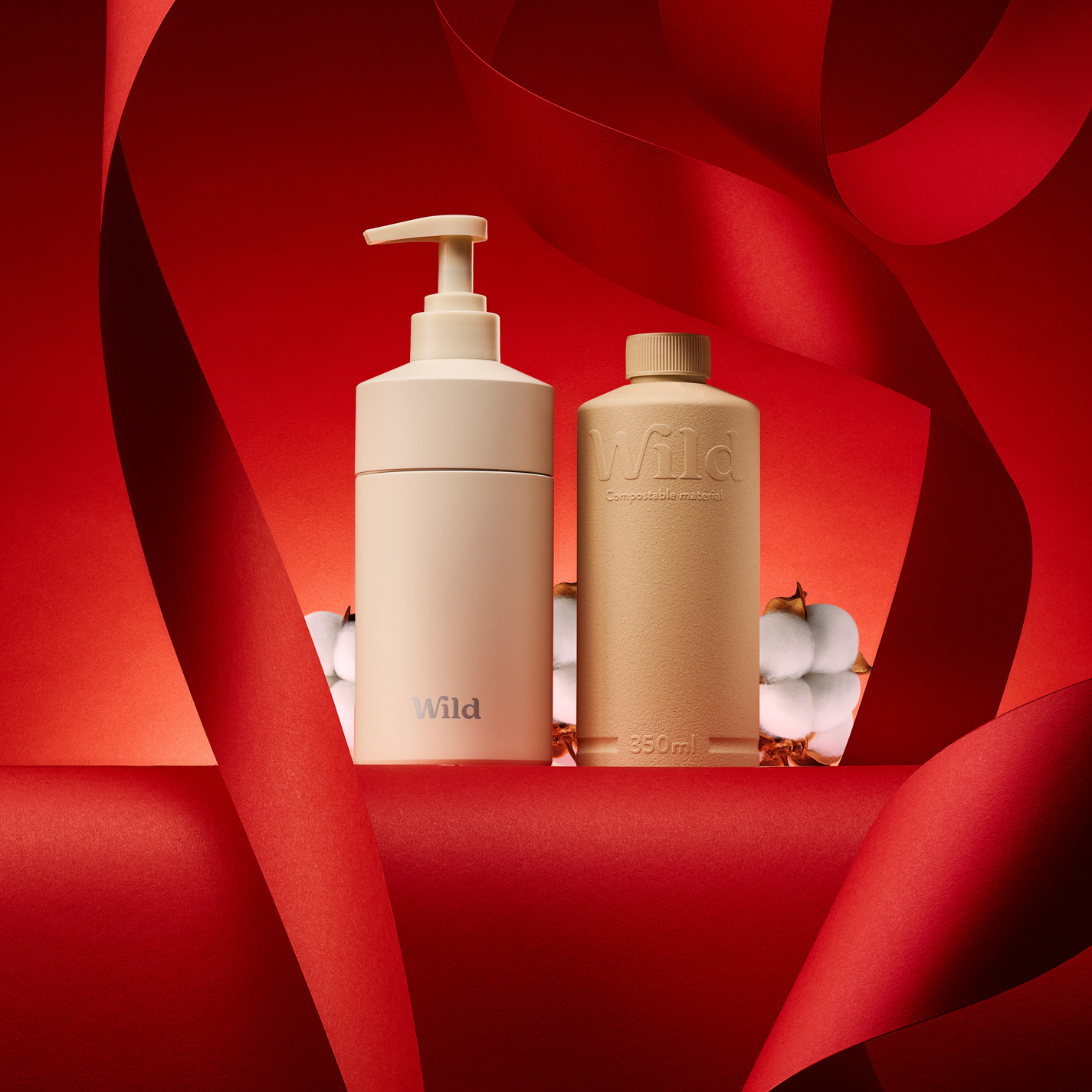 Légende : un flacon de lotion posé à côté d'un flacon de lotion