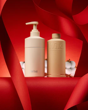 Légende : un flacon de lotion posé à côté d'un flacon de lotion