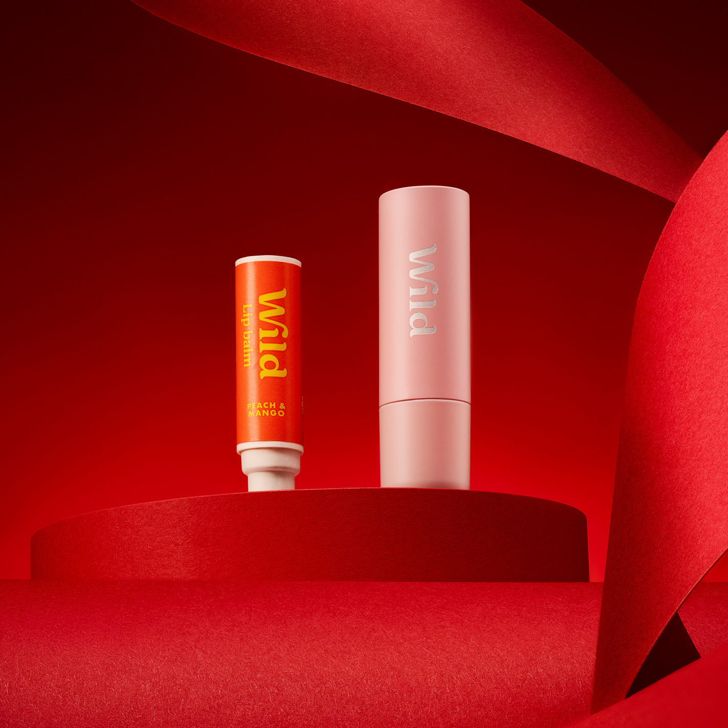 Légende : deux piles posées sur une surface rouge