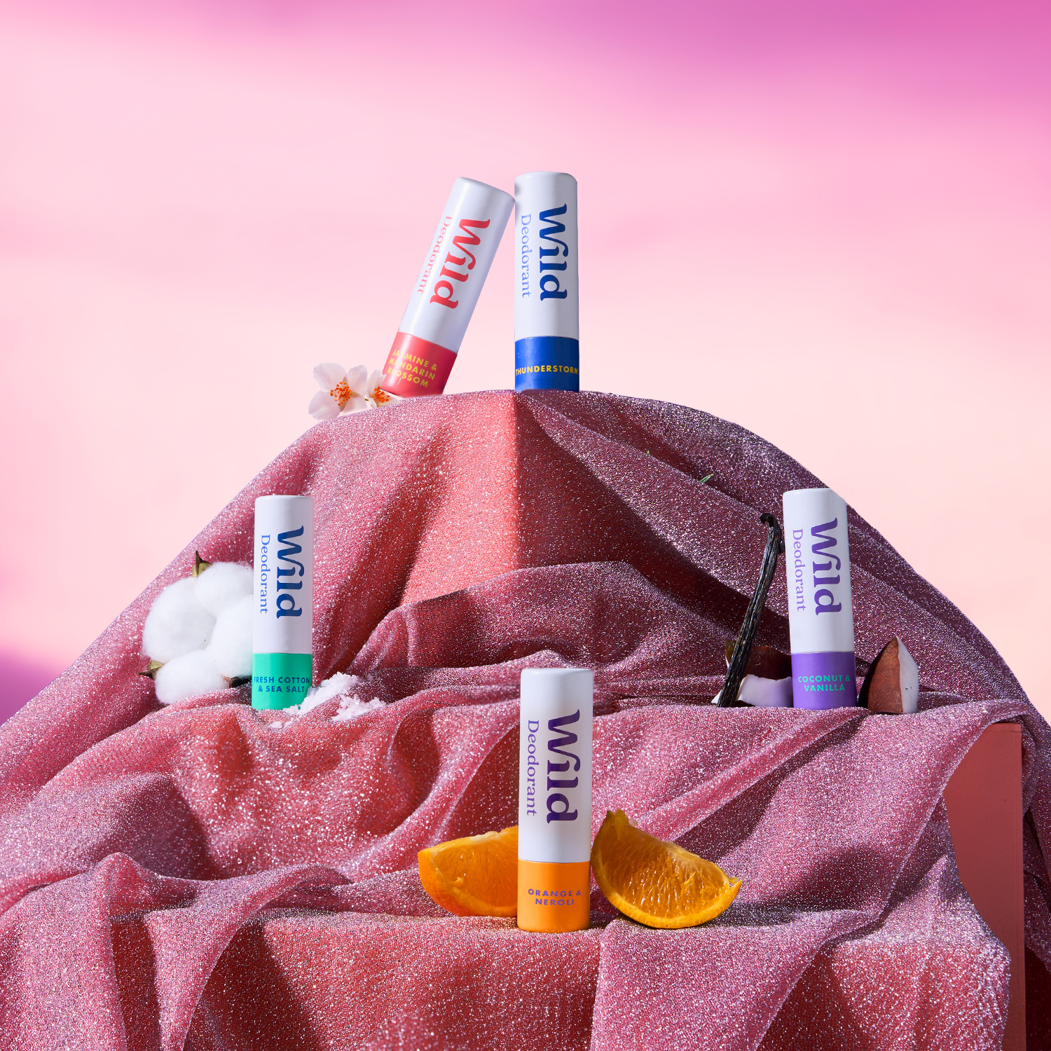 Didascalia: un mucchio di balle di labbra sedute sopra una coperta rosa