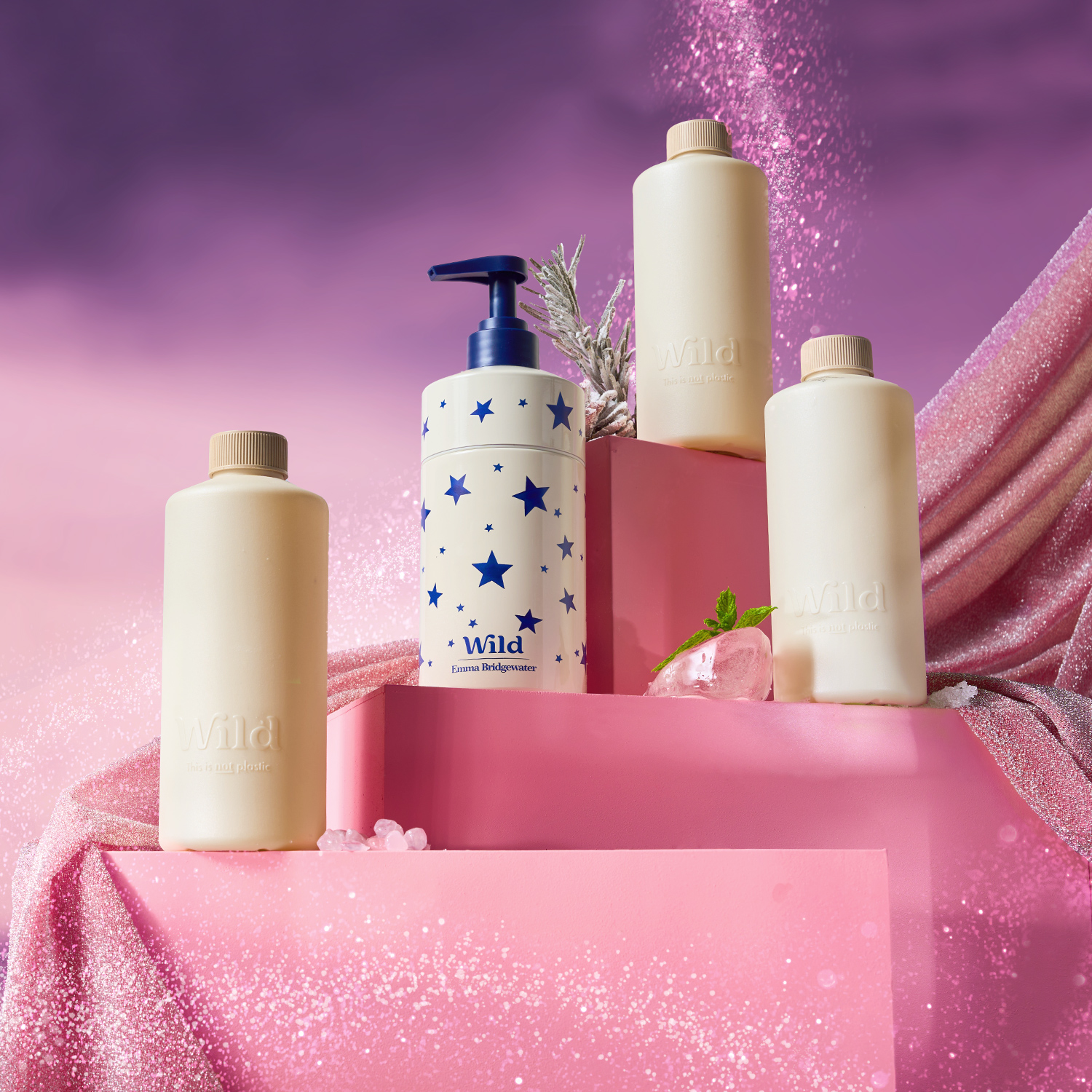 Didascalia: un flacone di lozione appoggiato su una mensola rosa