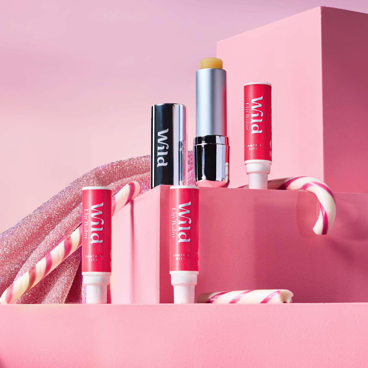 Didascalia: un gruppo di rossetti seduti sopra una scatola rosa