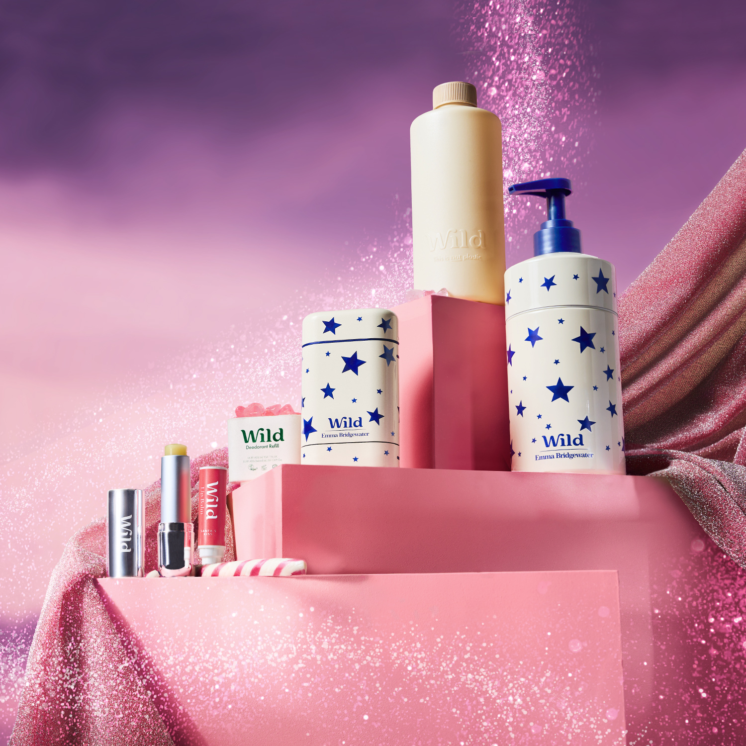 Didascalia: uno scaffale rosa con tanti tipi di cosmetici diversi.