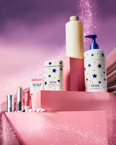Didascalia: uno scaffale rosa con tanti tipi di cosmetici diversi.