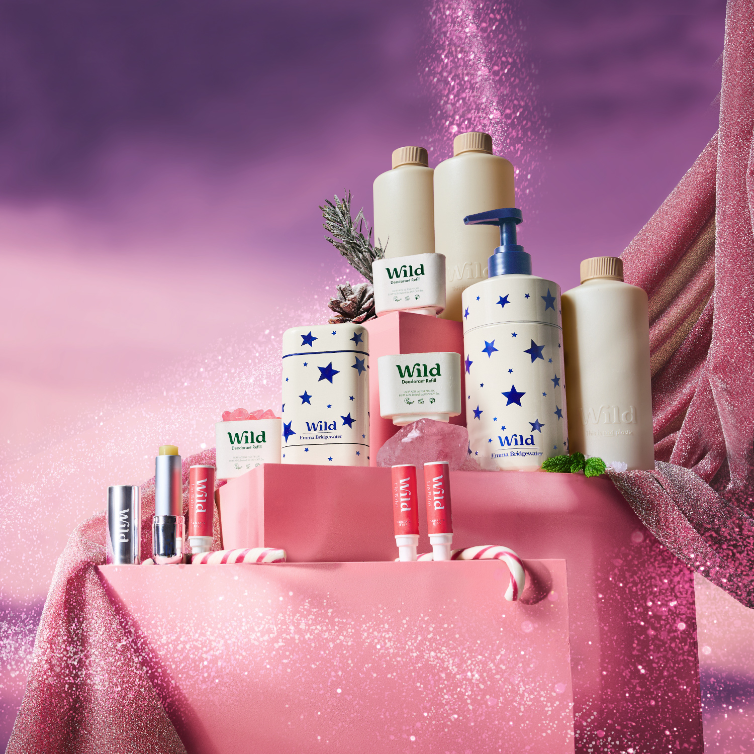 Didascalia: un tavolo rosa con tanti articoli per la cura della persona.