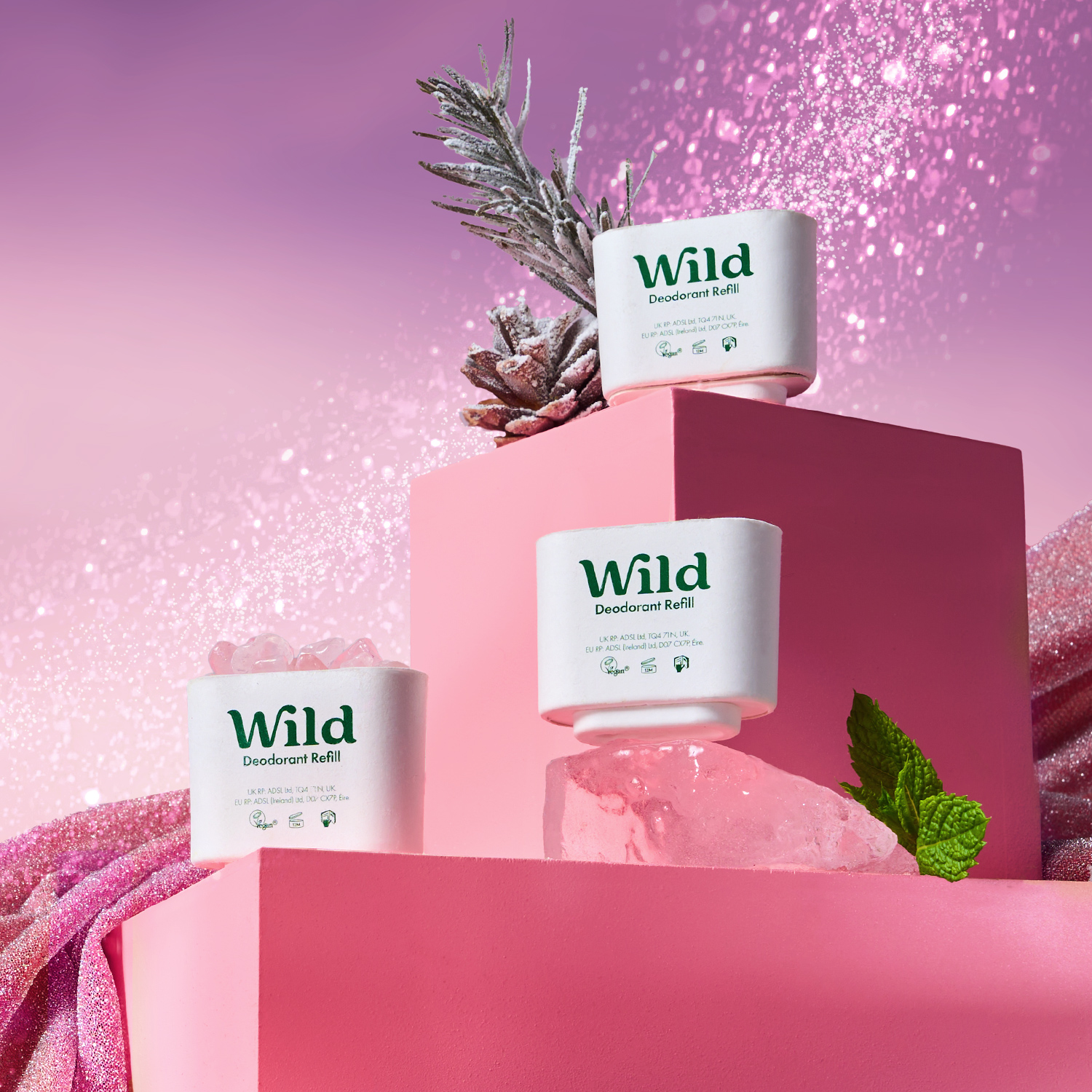 Didascalia: tre bottiglie di selvatico su sfondo rosa