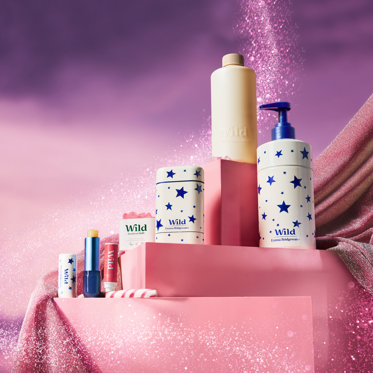 Didascalia: uno scaffale rosa con sopra una lozione e un flacone di lozione