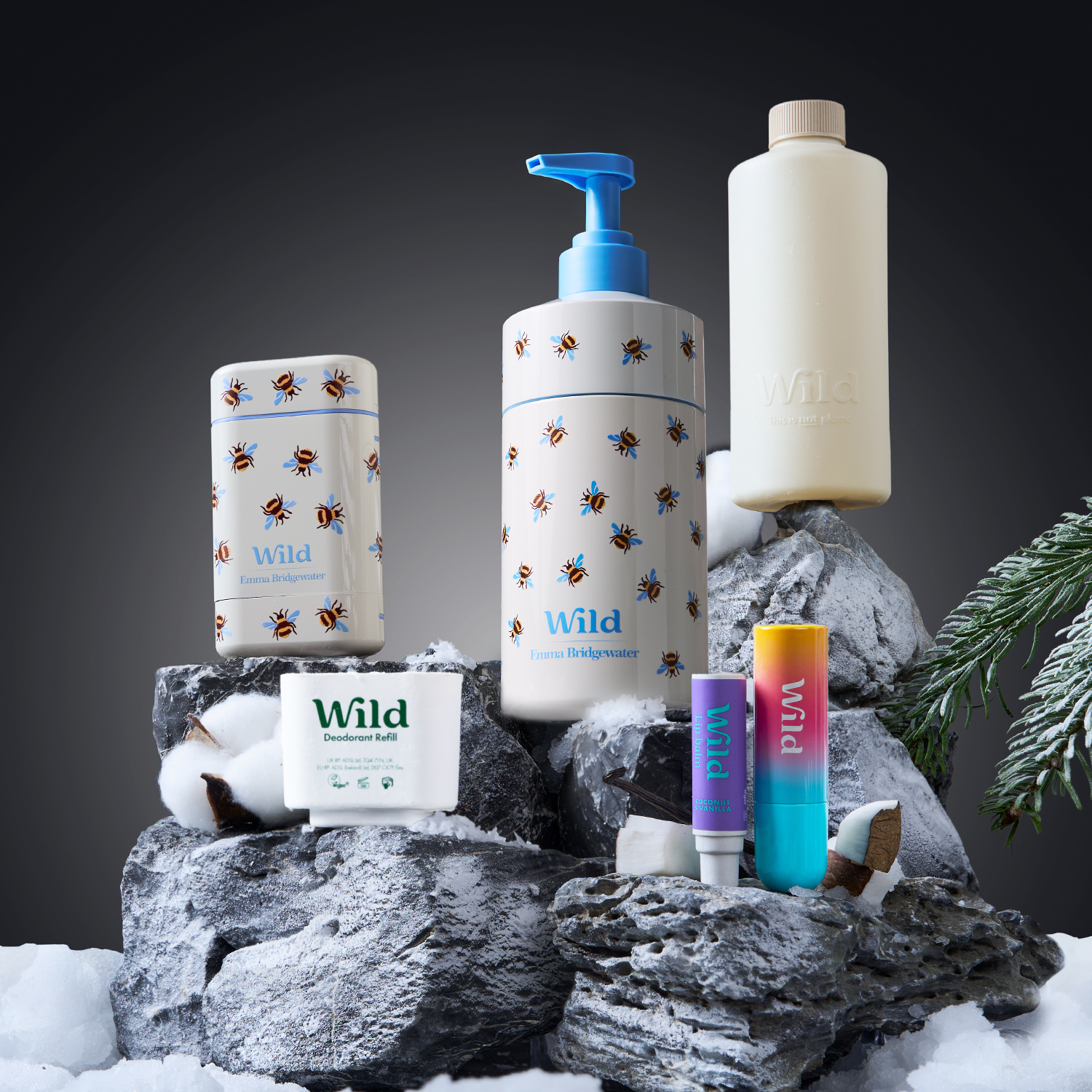 Didascalia: un paio di flaconi di crema seduti sopra un mucchio di neve