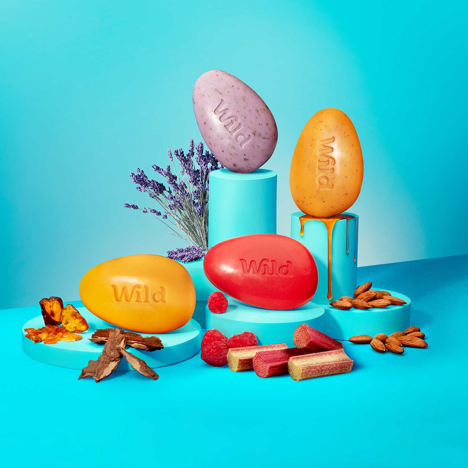 Didascalia: un gruppo di saponi seduti sopra un tavolo blu