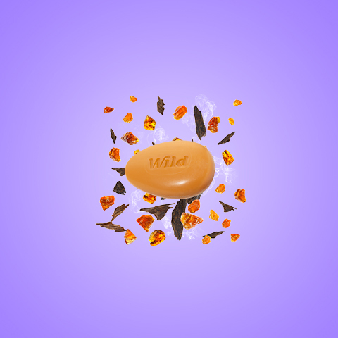 Légende : un savon orange posé sur une surface violette