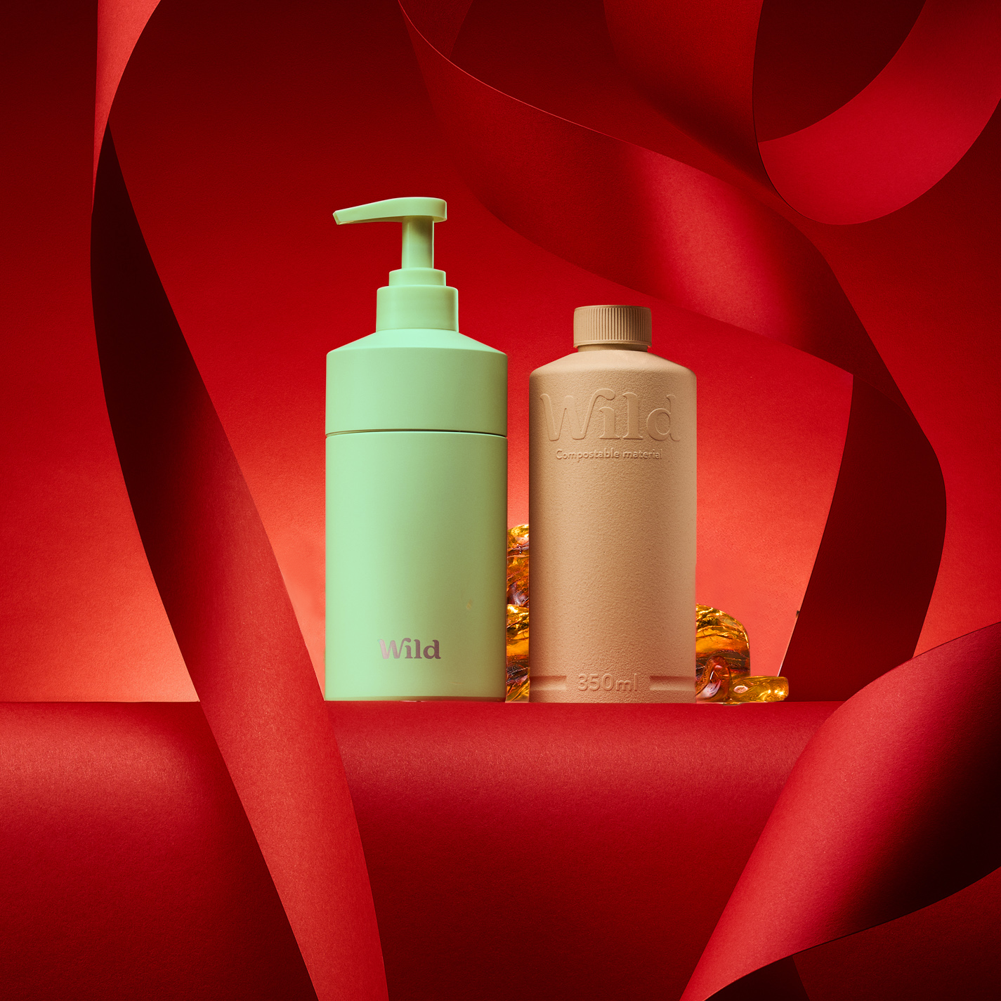 Didascalia: un flacone di sapone accanto a un flacone di lozione