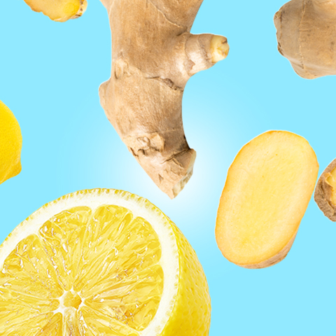 Bildunterschrift: eine Zitrone, Ingwer, Ingwer und Ingwerwurzel auf blauem Hintergrund